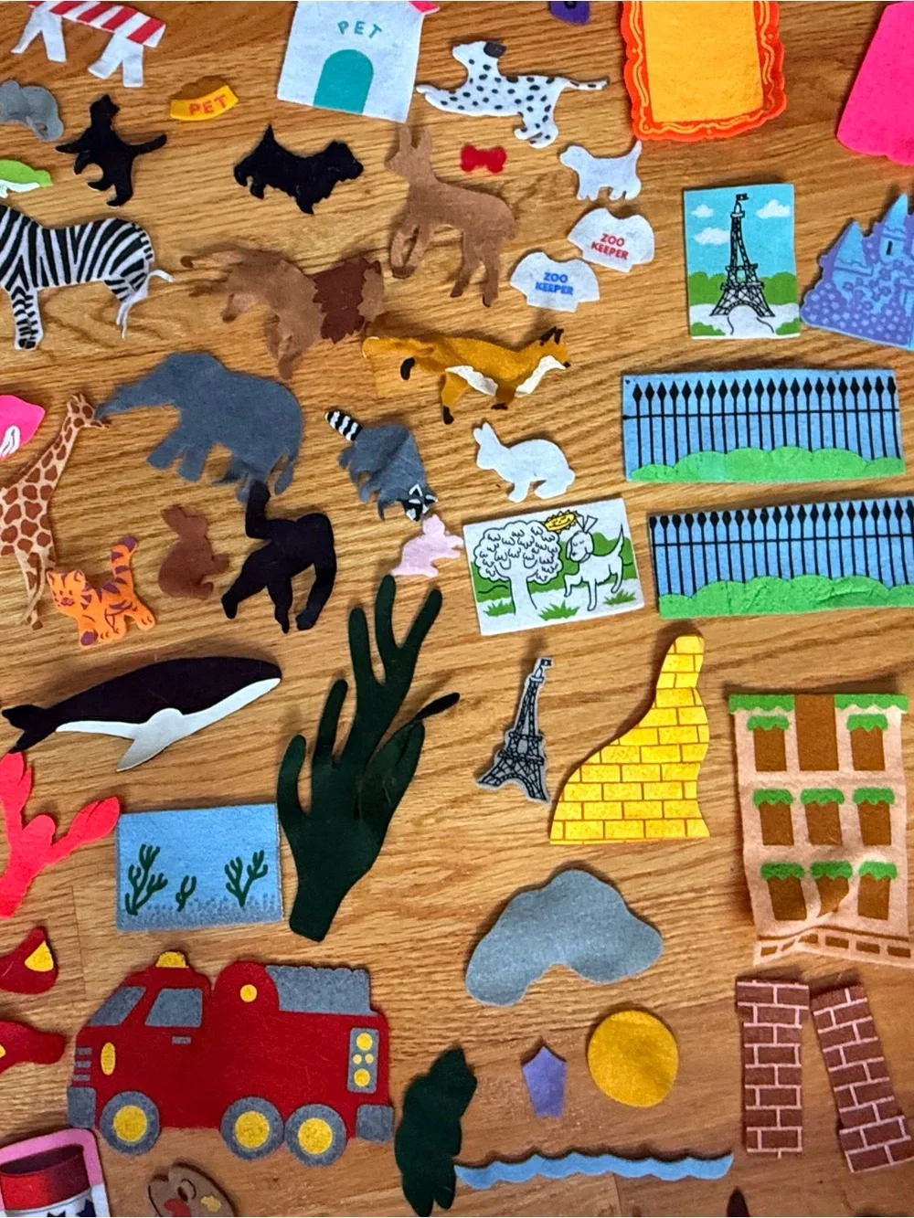 150-Piece Felt Play Set Animals, People, Clothes, Buildings + w/ Carrying Case